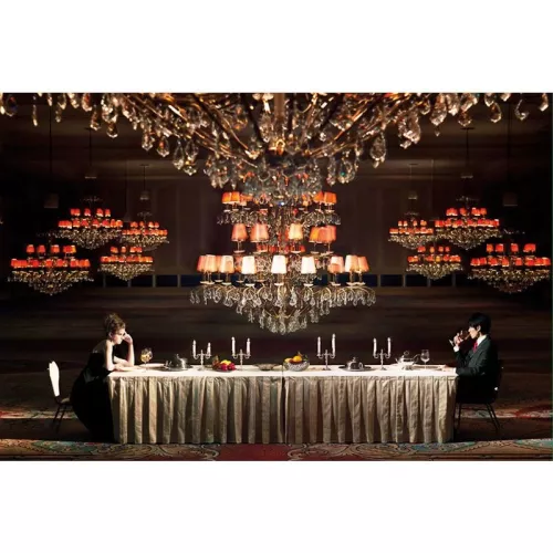 Mann und Frau sitzen in einem Ballsaal – 120 x 180 cm